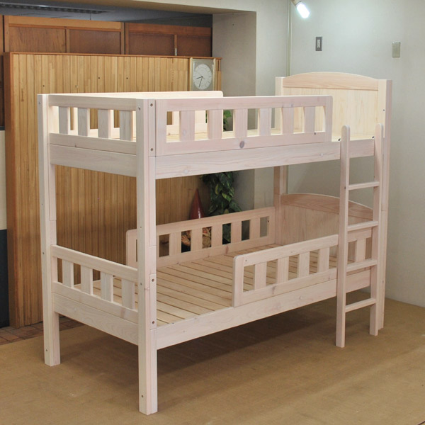 白い二段ベッド　木目の見える塗装二段ベッド