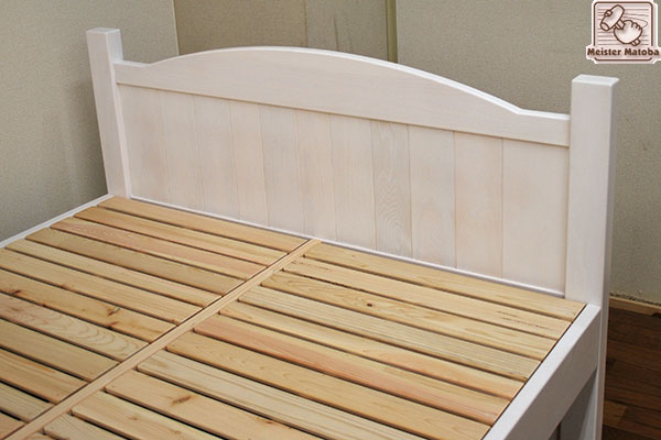 白のセミダブルサイズのロフトベッド