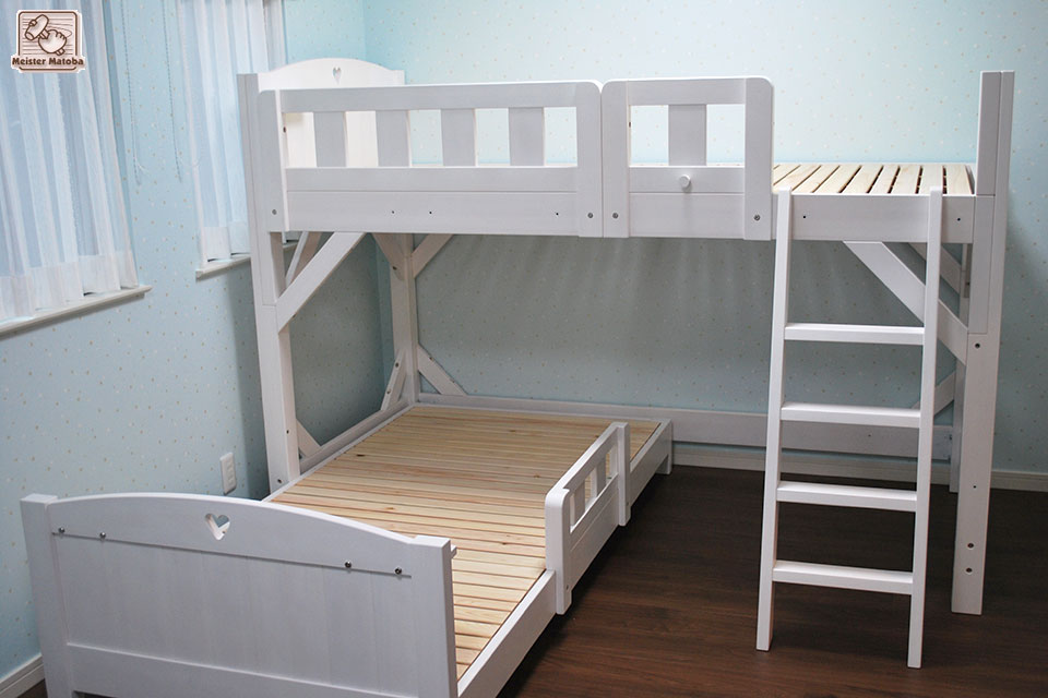 白いロフトベッドとベッドをL型に重ねた可愛いベッド