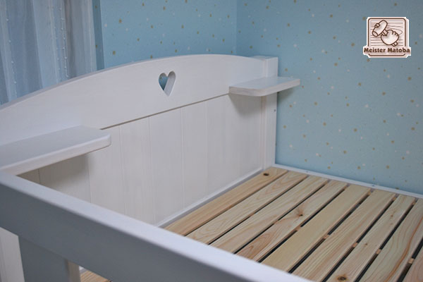 白いロフトベッドとベッドをL型に重ねた可愛いベッド