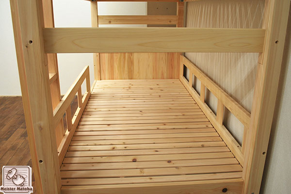 柵の形をオーダー変更のひのき二段ベッド　