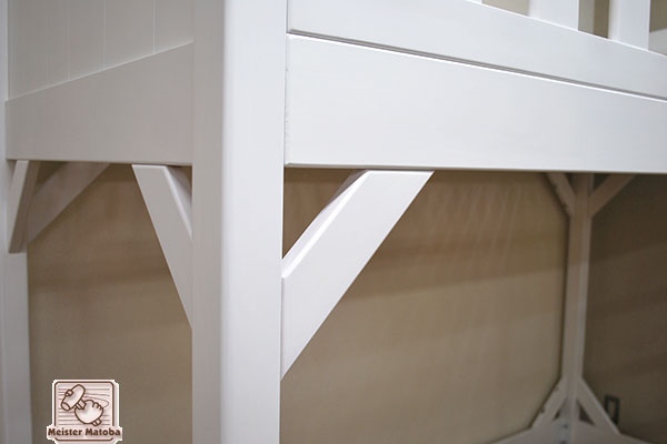 ヘッドカーブ棚付丸球飾り付き白仕上げひのきロフトベッド