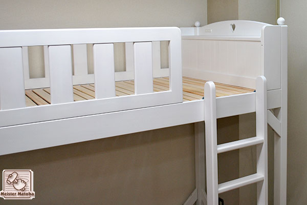 ヘッドカーブ棚付丸球飾り付き白仕上げひのきロフトベッド