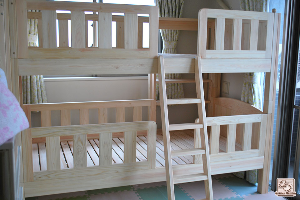 下段は赤ちゃんと幼児が寝る３人の二段ベッド　NO1512053