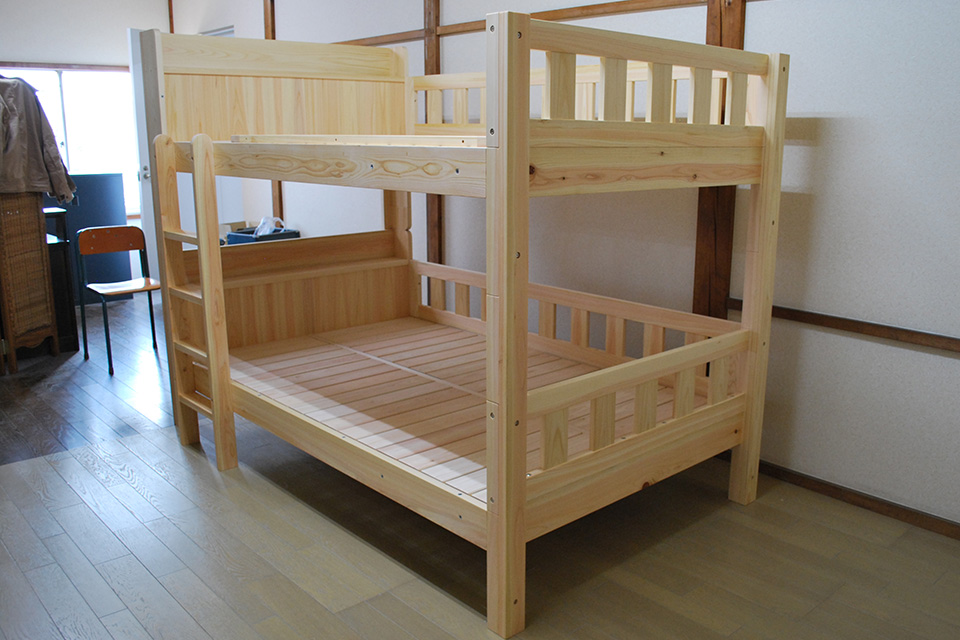 ひのき二段ベッド棚付きセミダブルサイズ　1801030