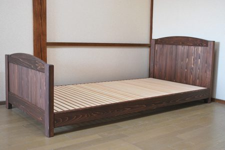 寝台の高さが変更できるオーダーベッド