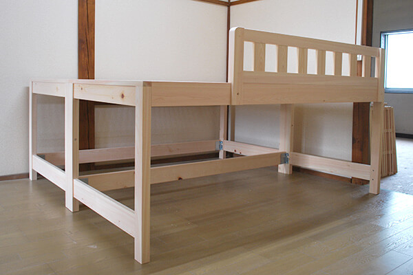 お部屋の片隅をベッドが占める感じになります。 ベッド下は収納スペースとして活用できます