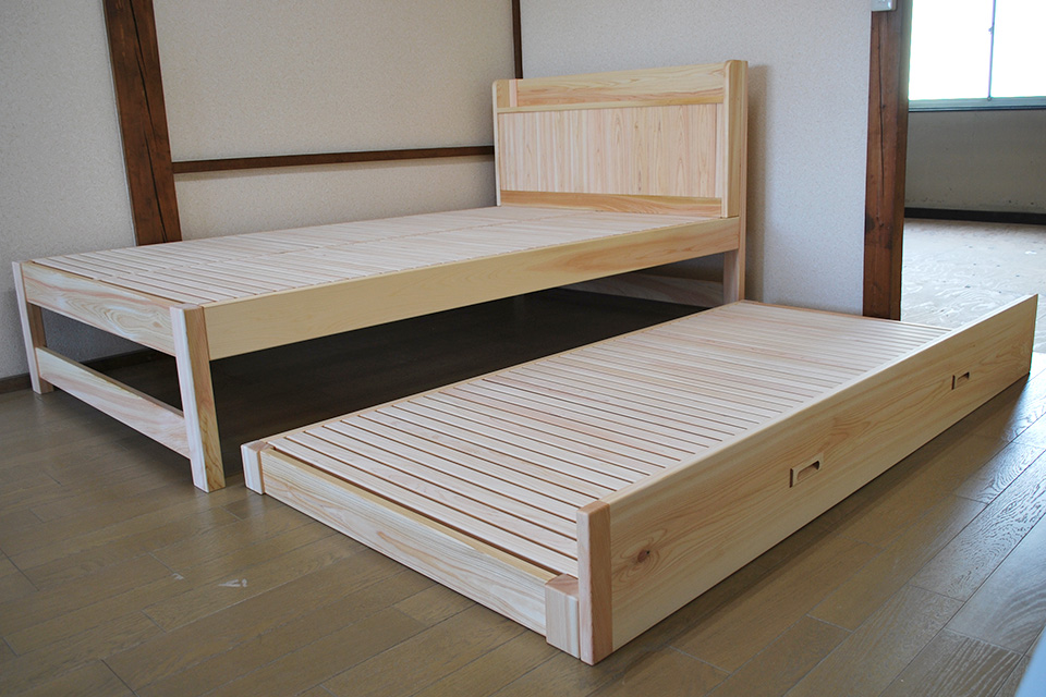 セミダブルの棚付きベッドとシングルベッドの下に収納親子ベッド1904011 | ヒノキ・ワークスの オーダーメイド ベッド集