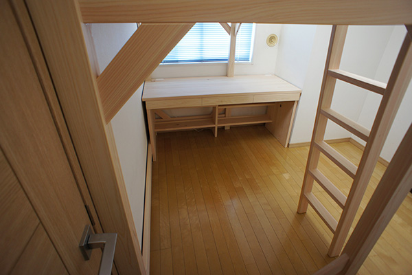 子供部屋に机とベッドをコンパクトに設置　1906038