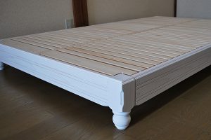 飾り面仕上げの白いローベッド高さ20cmセミダブルサイズ 1912027 | ヒノキ・ワークスの オーダーメイド ベッド集