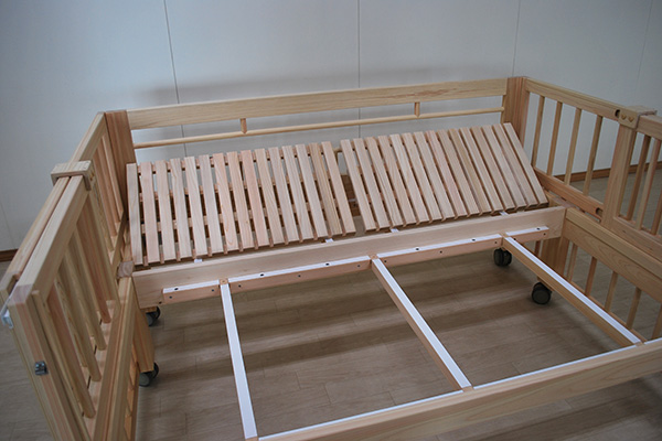 ベッドの伸縮に合わせて柵も伸縮する　訓練介護ベッド　2009027