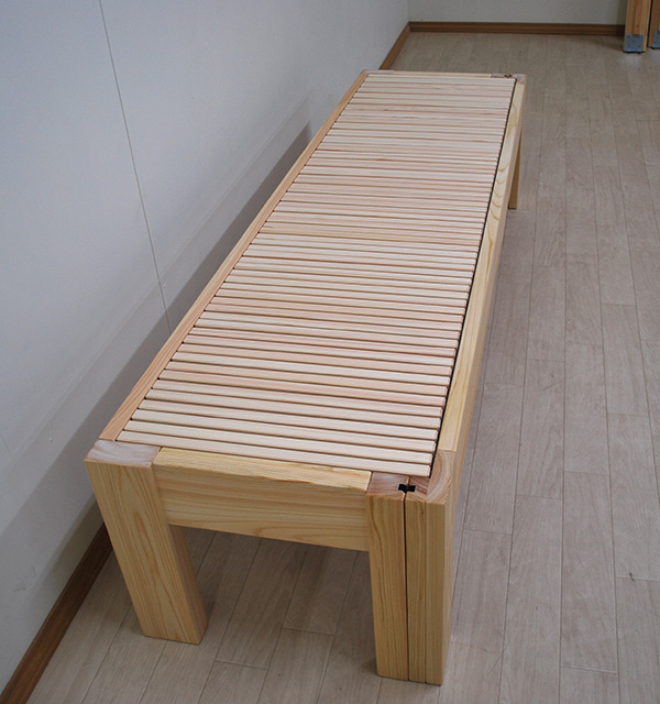 奥行50cmのベンチが　幅80cmセミシングルのベッドになる無垢ひのき伸縮ベッド