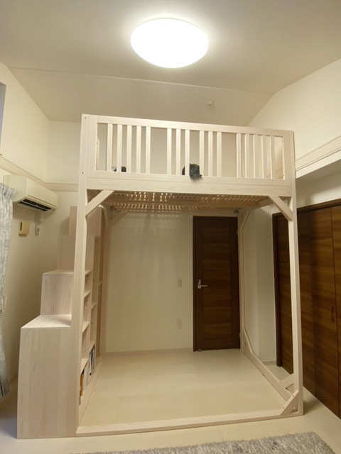 扉上に寝台部分　ベッド下空間210cmのオーダーロフトベッド　2203033