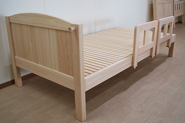 シンプルなシングルベッドに　どこでも柵とフックを取り付け2211029 