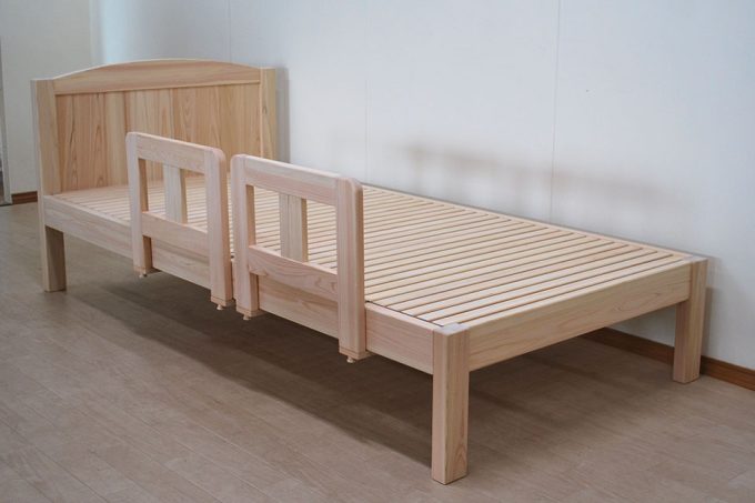 シンプルなシングルベッドに　どこでも柵とフックを取り付け2211029