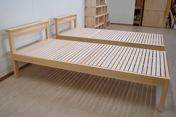 ちょっと置ける棚板付きベッド　寝台高さ42cmベッド下空間31.5cm　2301013