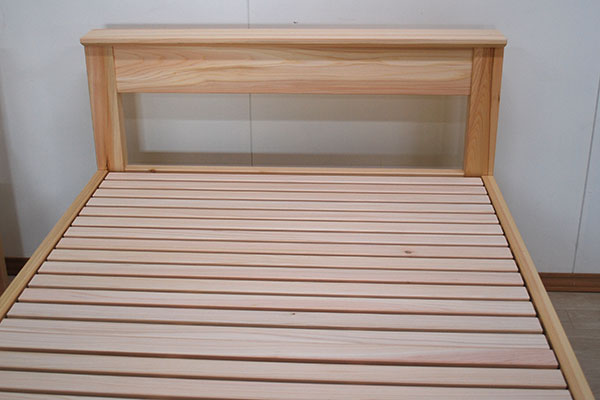 ちょっと置ける棚板付きベッド　寝台高さ42cmベッド下空間31.5cm　2301013
