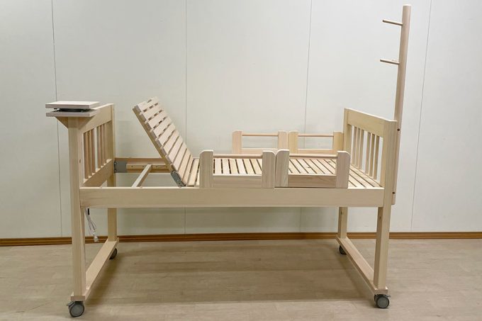 ひのき訓練ベッド　回転台・点滴棒に機材を乗せる収納台付き2307017