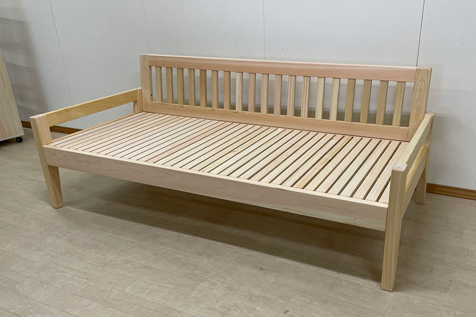 ひのき木製ソファーベッド　セミシングルの寝具が敷ける　2309052
