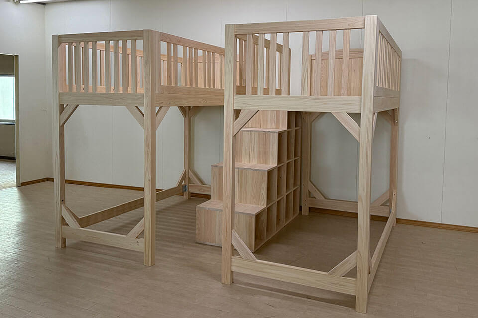 子供部屋をひのきロフトベッドと階段で仕切る2503006