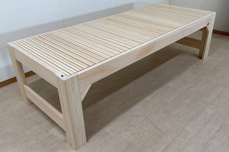 ひのき伸縮ベッド 幅85~120cm長さ210cm高さ60cm カーテンレール付き 2502031