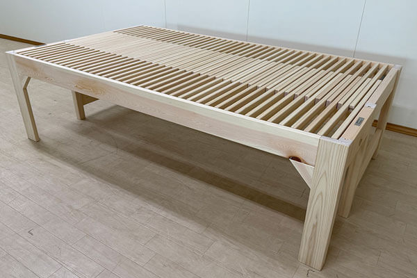 ひのき伸縮ベッド 幅85~120cm長さ210cm高さ60cm カーテンレール付き 2502031