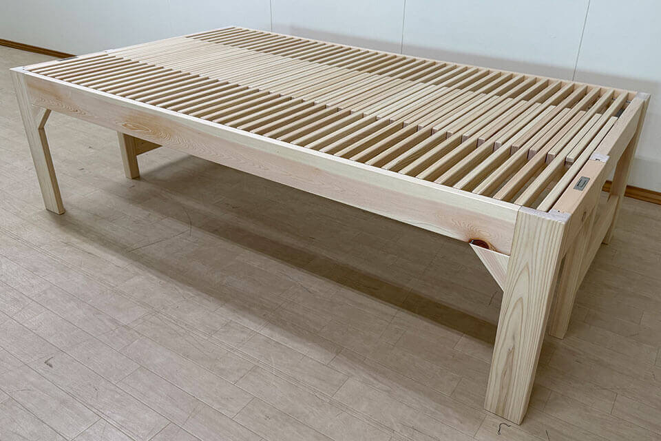 ひのき伸縮ベッド 幅85~120cm長さ210cm高さ60cm カーテンレール付き 2502031