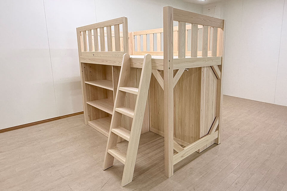 ひのきロフトベッド下の空間を棚で仕切る子供部屋　2504006