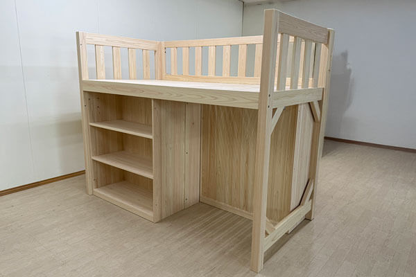 ひのきロフトベッド下の空間を棚で仕切る子供部屋　2504006