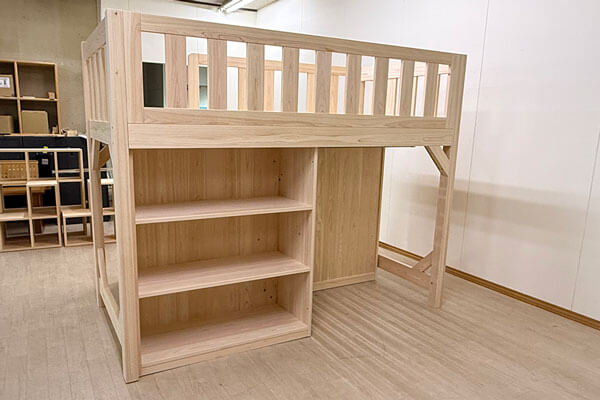 ひのきロフトベッド下の空間を棚で仕切る子供部屋　2504006