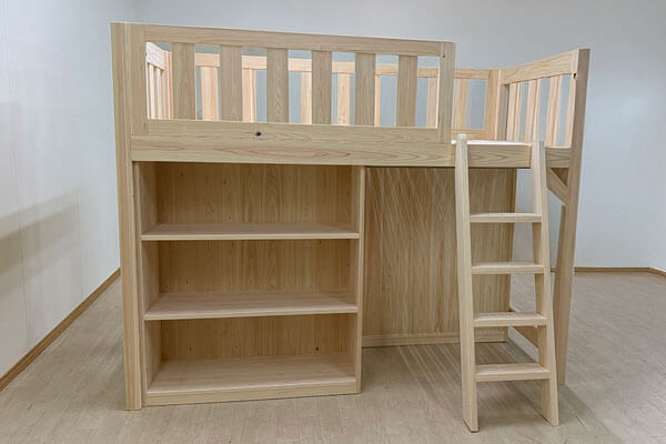 ひのきロフトベッド下の空間を棚で仕切る子供部屋　2504006