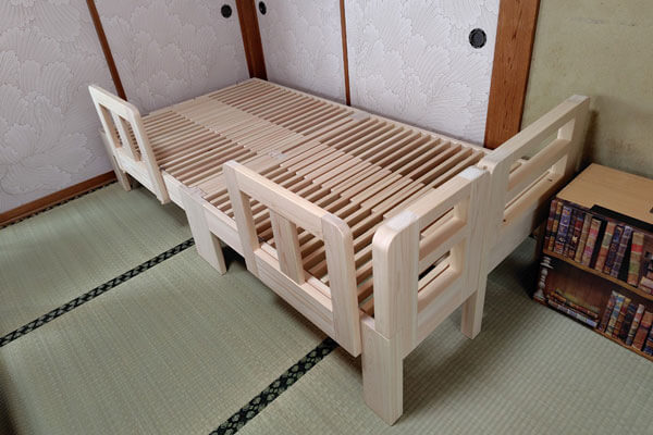 ひのき伸縮ベッド　取り外し可能落下防止柵付き　2505007