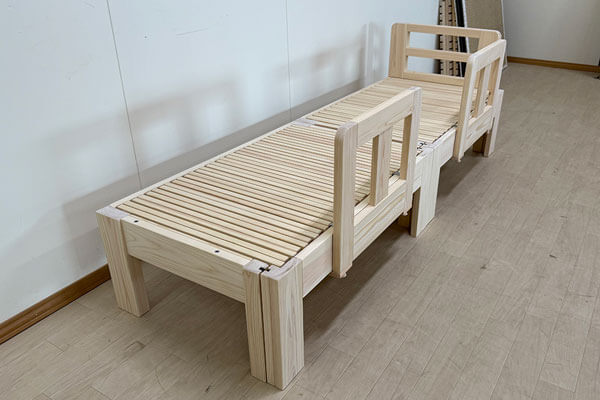 ひのき伸縮ベッド　取り外し可能落下防止柵付き　2505007
