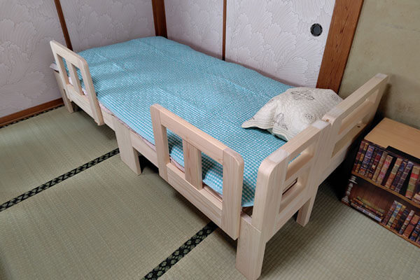 ひのき伸縮ベッド　取り外し可能落下防止柵付き　2505007