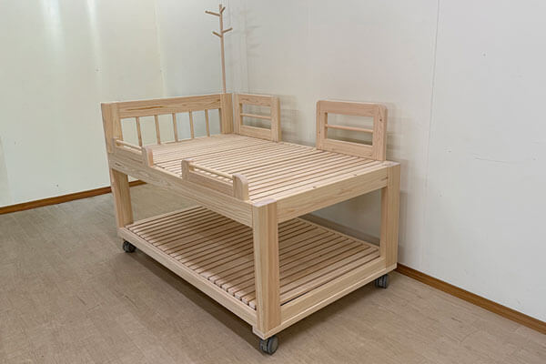 ケアしやすい特殊寝台|ひのき訓練ベッドにキャスター収納付き2505039