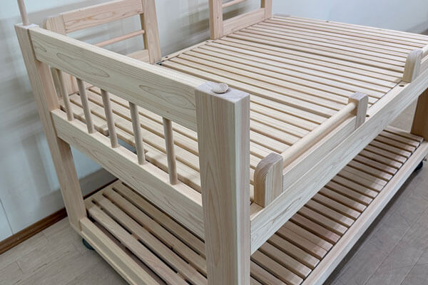 ケアしやすい特殊寝台|ひのき訓練ベッドにキャスター収納付き2505039