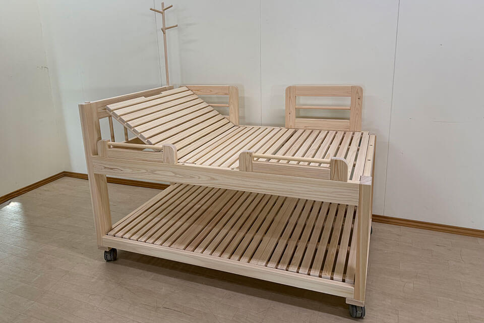 ケアしやすい特殊寝台|ひのき訓練ベッドにキャスター収納付き2505039
