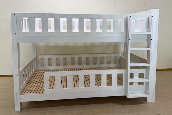 真っ白仕上げダブルサイズの二段ベッド棚付き2506030