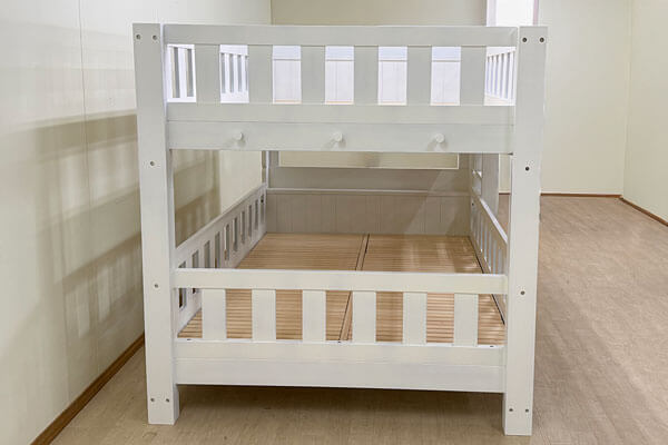 真っ白仕上げダブルサイズの二段ベッド棚付き2506030