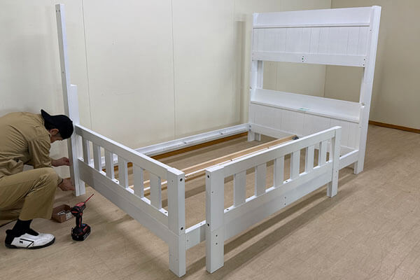 真っ白仕上げダブルサイズの二段ベッド棚付き2506030