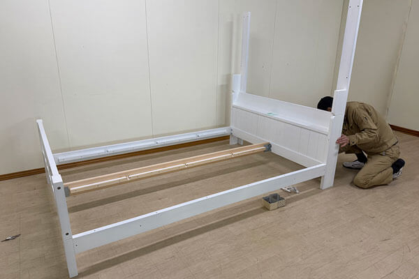 真っ白仕上げダブルサイズの二段ベッド棚付き2506030