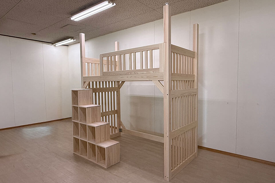 天井高さ243cmに合わせたロフトベッド製作例|収納階段と縦桟デザインのひのきベッド2506036