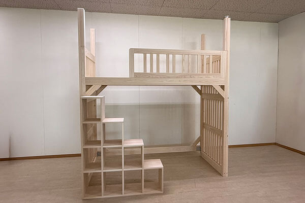 天井高さ243cmに合わせたロフトベッド製作例|収納階段と縦桟デザインのひのきベッド2506036