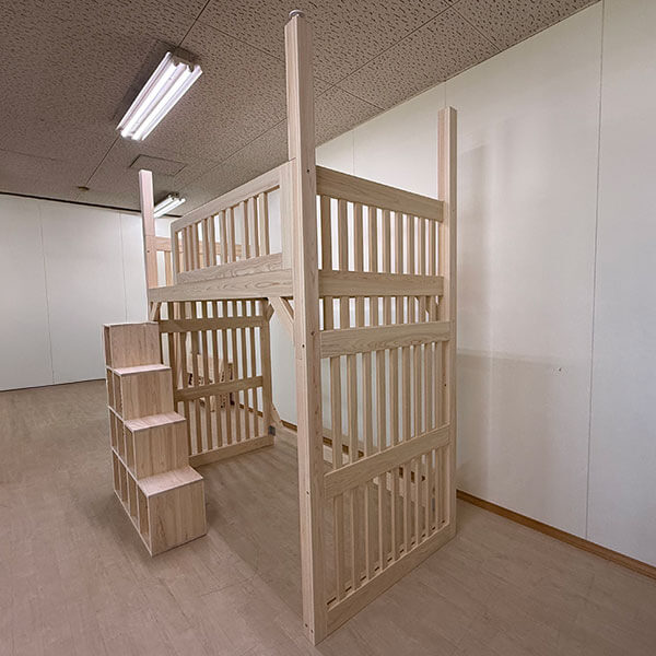 天井高さ243cmに合わせたロフトベッド製作例|収納階段と縦桟デザインのひのきベッド2506036