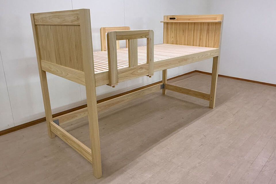 新築の桧の家に合わせたロフトベッド|大人も安心して使える高さ 2507011