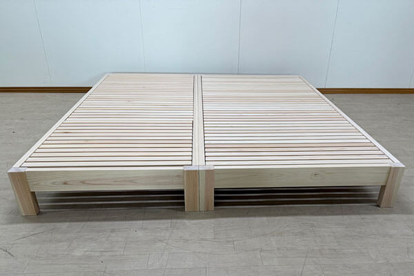 サイズオーダーで製作したひのきベッド|シングル・セミシングルの2台連結例2508021