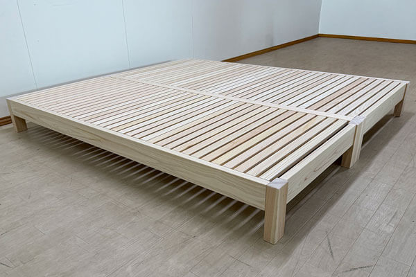 サイズオーダーで製作したひのきベッド|シングル・セミシングルの2台連結例2508021