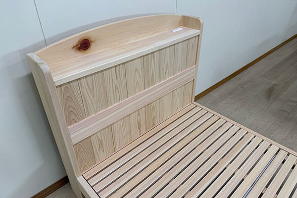 今マットレス厚36cmに合わせた棚付きひのきベッドのオーダー製作2501048