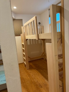 天井高さ225cmに合わせて設計した本棚付きオーダーロフトベッド 2510008