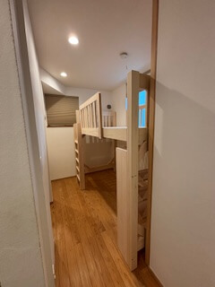 天井高さ225cmに合わせて設計した本棚付きオーダーロフトベッド 2510008